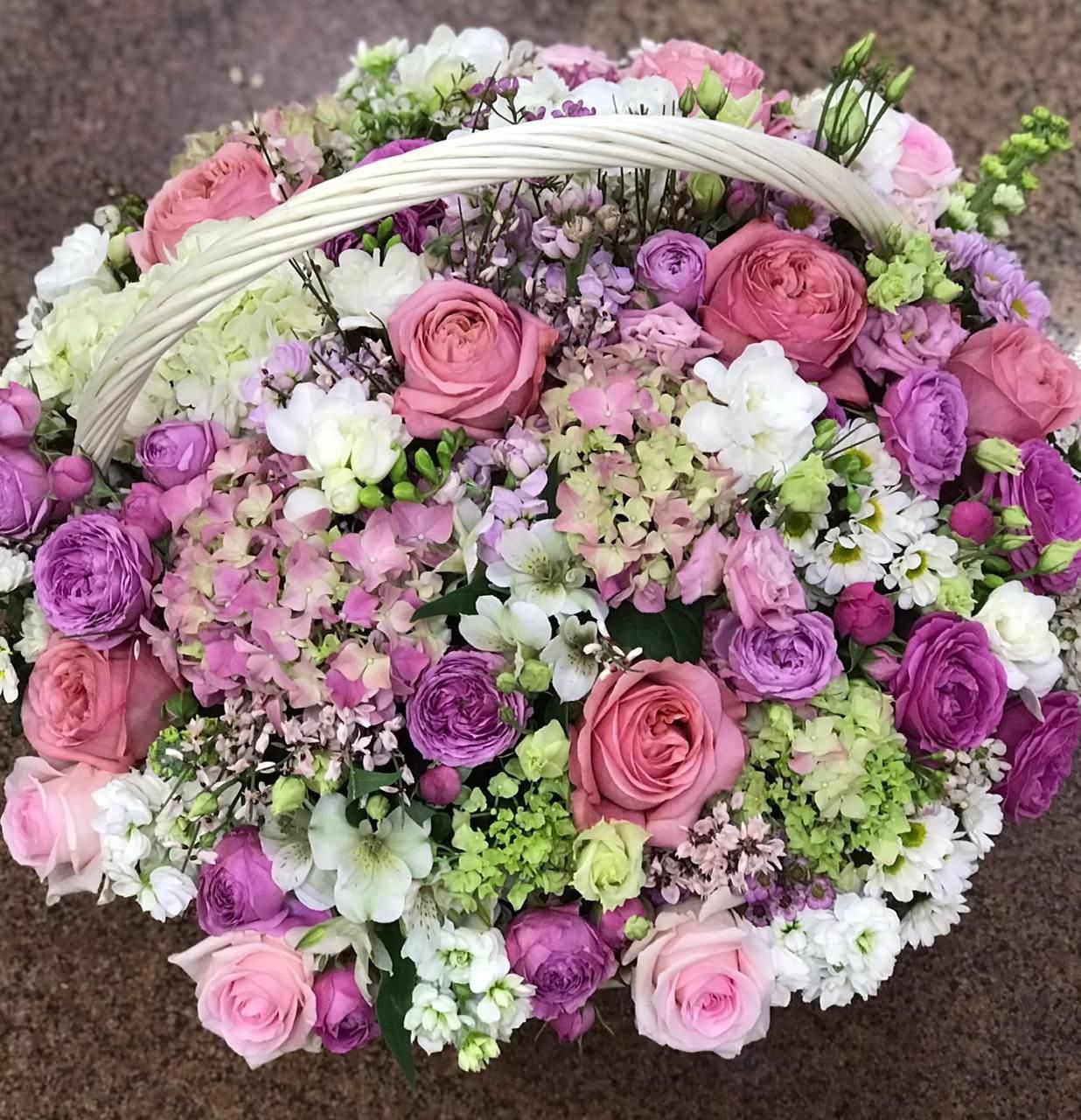 Корзина из роз, гортензий Нежность
